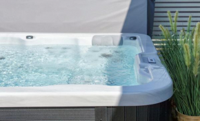 Beach Bliss Stylish Retreat-spa & Prime Location